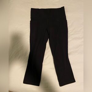 Athleta salutation stash pocket II capri tights